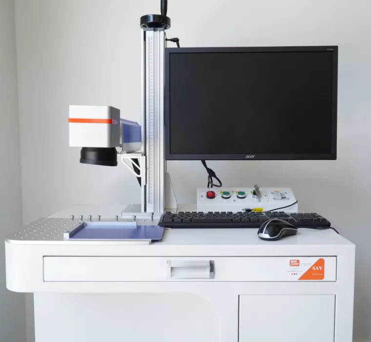 Laser fibre pour graver et découper avec bureau intégré DM 20 F, Lyon, Diam Laser