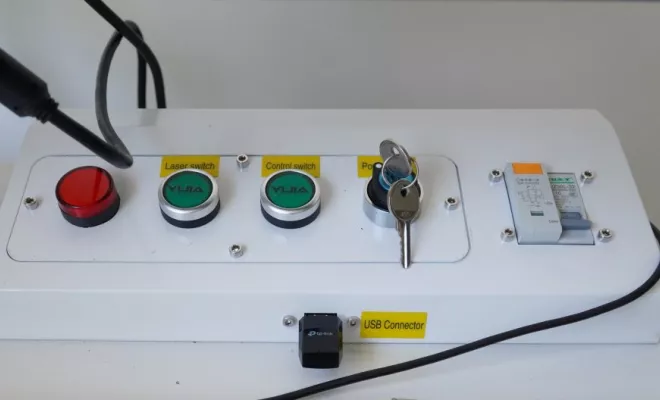 Laser fibre pour graver et découper avec bureau intégré DM 20 F, Lyon, Diam Laser