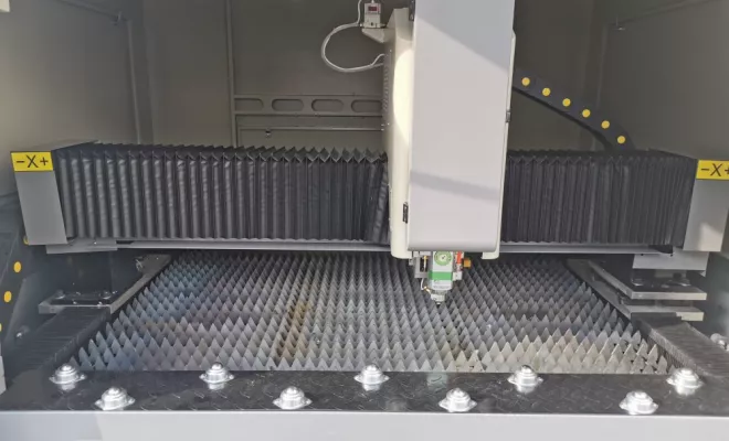 Laser fibre pour découper des toles en acier, inox, alu, laiton DM 1390 F, Lyon, Diam Laser
