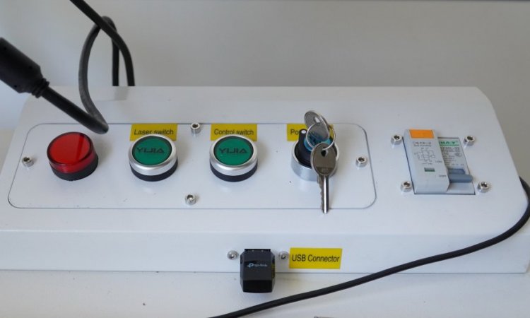 DIAM Laser vente machine laser fibre, gravure sur métal,  avec bureau intégré, tableau de commande